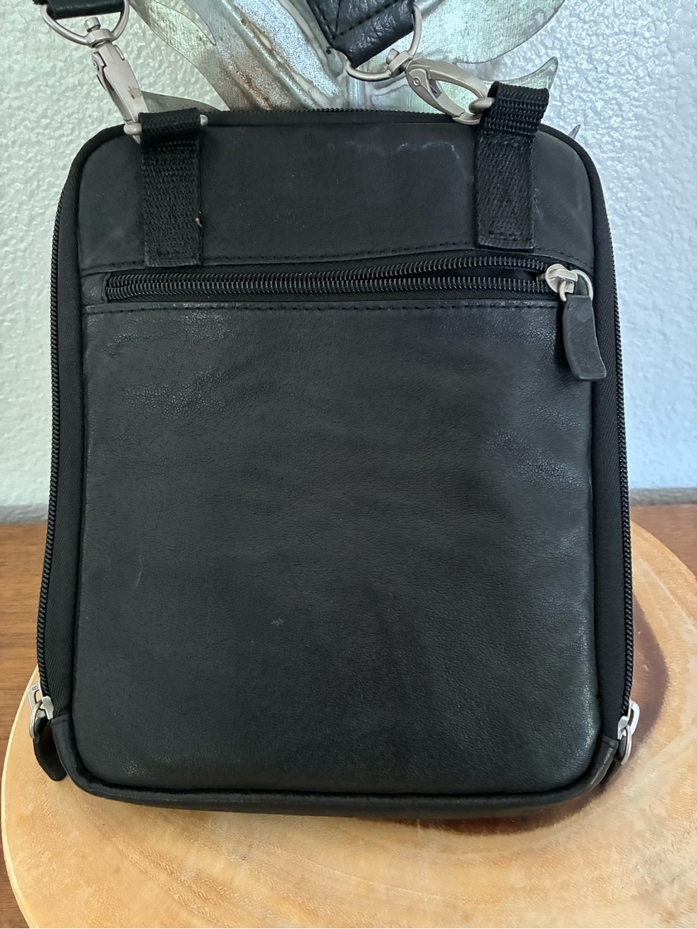 Gun Tote’n Mamas Black Leather Crossbody Conceal Carry Bag 
(No holster) - Picture 3 of 6